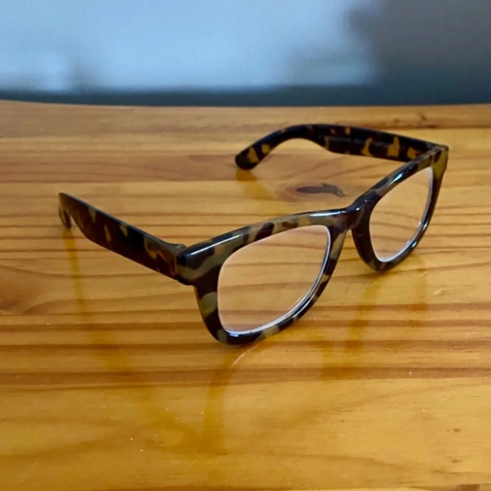 Betsey Johnson Translucent Brown Tortoise Wayfarer Readers +1.50. New